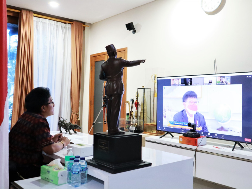 Bupati Giri Prasta Buka Webinar Pendidikan Secara Virtual